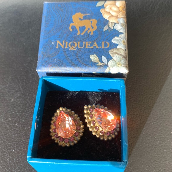 NIB Niquead Crystal Earrings Luxurious & beautiful. Holiday pick🎁